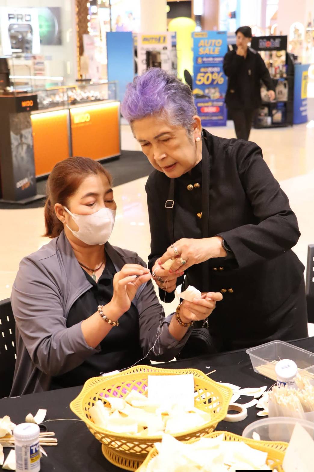 title - ศพส. ร่วมกิจกรรม “หนึ่งดอกไม้จากสองมือ แทนความตั้งใจจากหัวใจชาวอยุธยา” ณ ศูนย์การค้าเซ็นทรัล อยุธยา